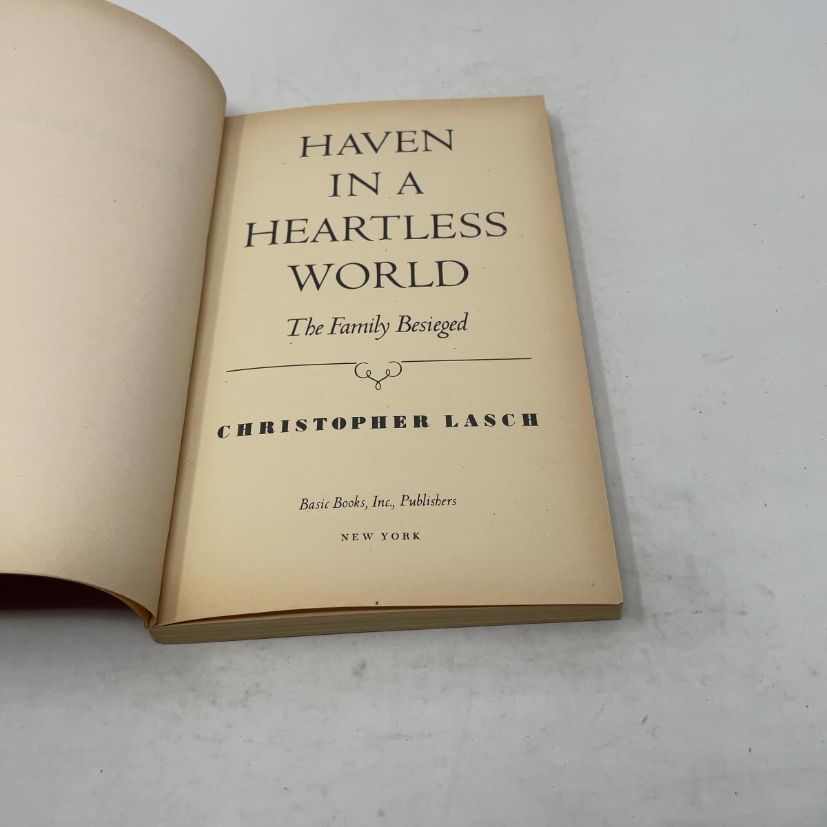 Haven in a Heartless World: The Family Besieged Lasch, Christopher