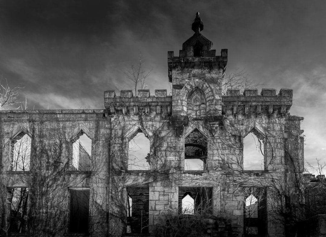 10 gothic novels where the house remembers every terrible thing