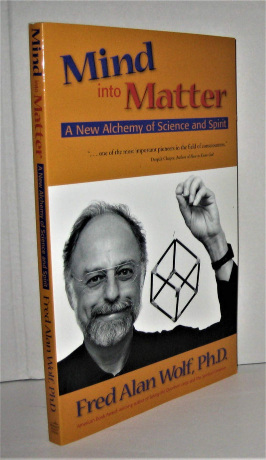 Mind into Matter: A New Alchemy of Science and Spirit [Paperback] Wolf PhD, Fred Alan
