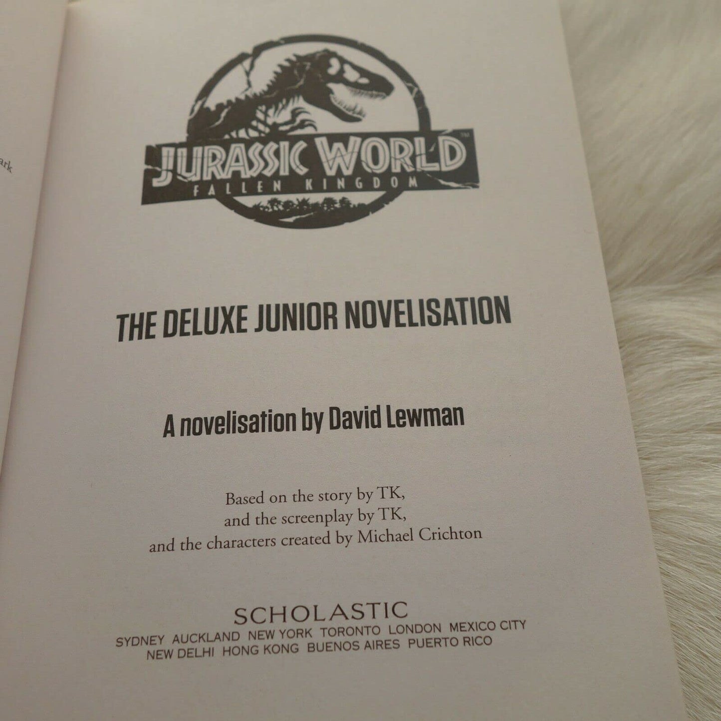 Jurassic World: Fallen Kingdom [Paperback] Scholastic