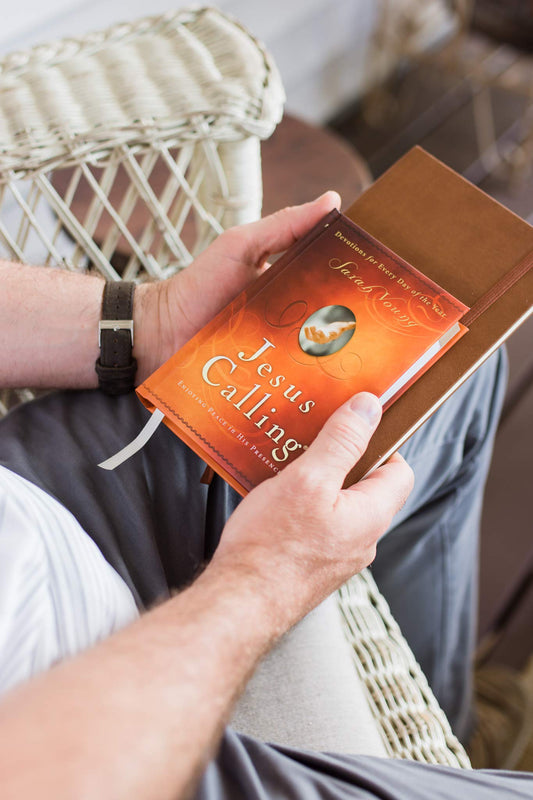 Jesus Calling: Enjoying Peace in His Presence [Hardcover] Sarah Young