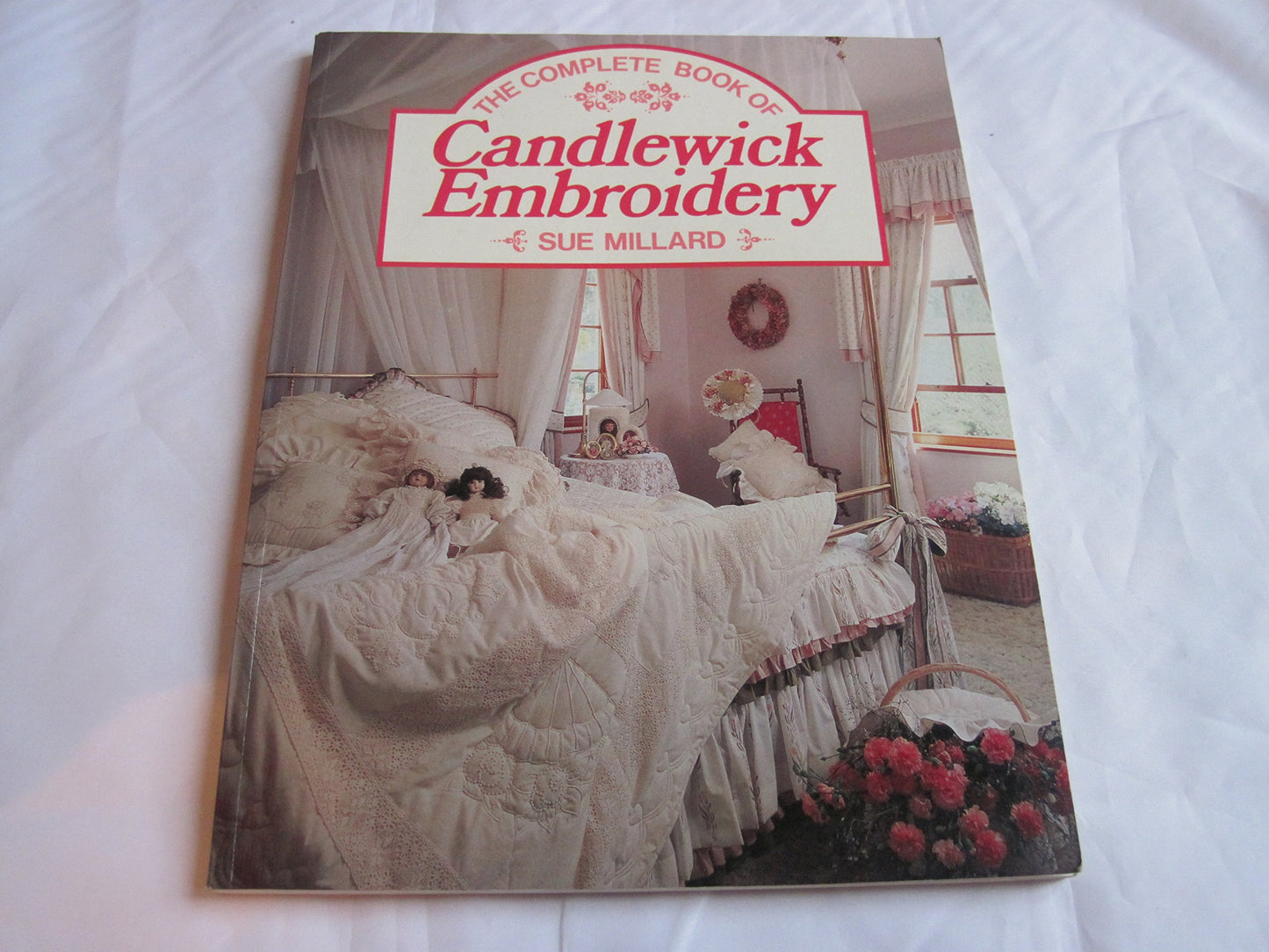 The Complete Book of Candlewick Embroidery Millard, Sue